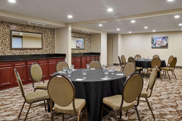 Best Western Plus Milwaukee Airport Hotel & Conference Center image 11
